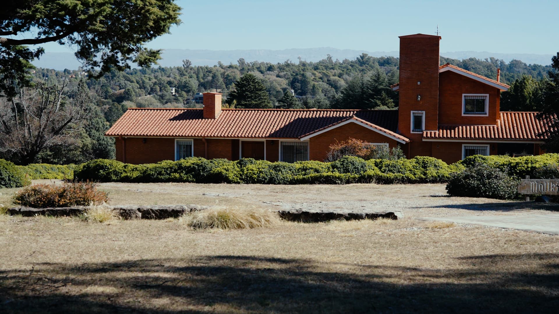 Campo rural con construcciones bajo cielo despejado